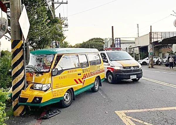 快訊/桃園娃娃車「自撞電線桿」！駕駛和4幼兒急送醫　傷勢曝光
