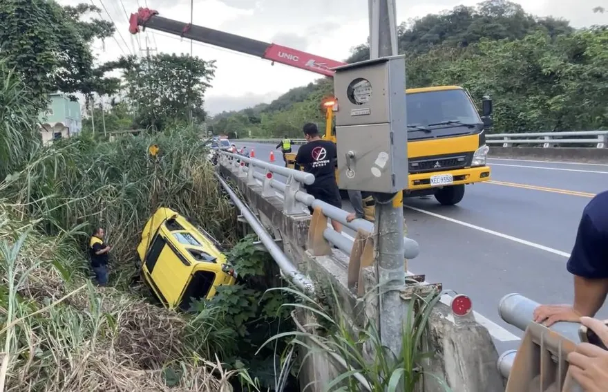 命大！台東休旅車自撞墜橋全毀　駕駛神奇僅受輕傷自行脫困