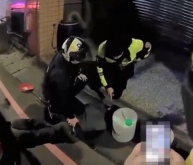 【影】最冤的逃跑！男酒駕怕被抓狂逃3公里還撞傷人　酒測值竟顯示這數字