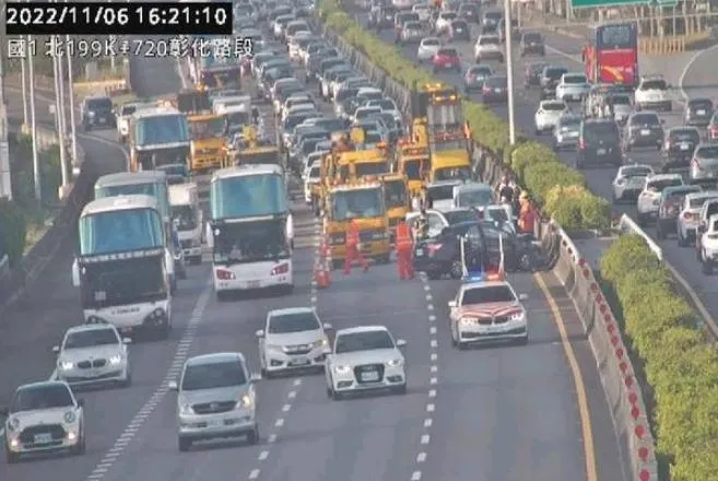 1歲童腦出血！國道車禍翻3圈撞護欄…父母哭喊：孩子是跟媽祖求來的