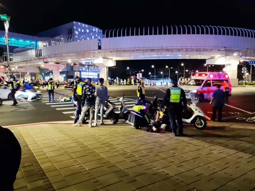 8+9失控了！屁孩闖耶誕城「髒話連噴、腰間掛刀」不甩警　秒遭壓制下場GG