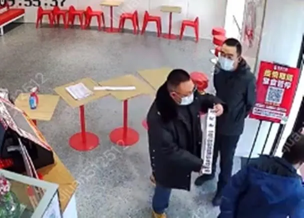 【影】客人進門不能先喊「歡迎光臨」？陸奶茶店遲說「這句話」遭當場封門停業