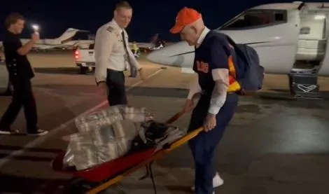 【影】豪押太空人贏進帳22億！富豪「推獨輪車領現金」…搬上私人飛機揚長而去