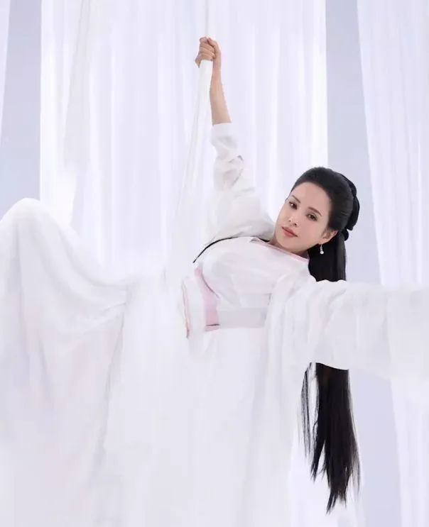 56歲「姑姑」李若彤原相機真實狀態曝光　粉絲街頭合照網驚：年紀不影響美貌！