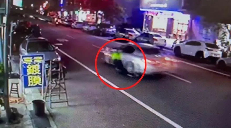 【影】毒蟲拒盤查狂飆車　2勇警慘遭「懸掛車外拖行50m」