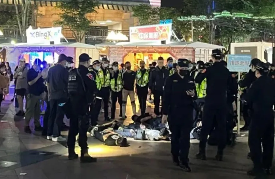 慕名而來？屁孩帶刀闖新北耶誕城…抽菸嗆警遭起底「基隆來的」