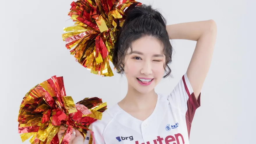 「隱乳女神」揪球迷健走！樂天女孩筠熹放風D級UU　自爆將大解放：「該露的都會露」