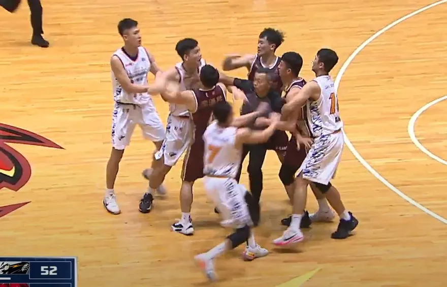 快訊/我「魔獸」隊友啦！霍華德T1雲豹隊友打出火氣　出拐狠尻遭驅逐出場