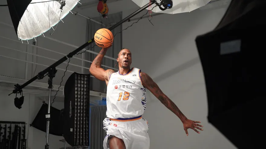 【影】「魔獸」霍華德雲豹宣傳照曝光！身著招牌「12號」飛身灌籃秀肌肉