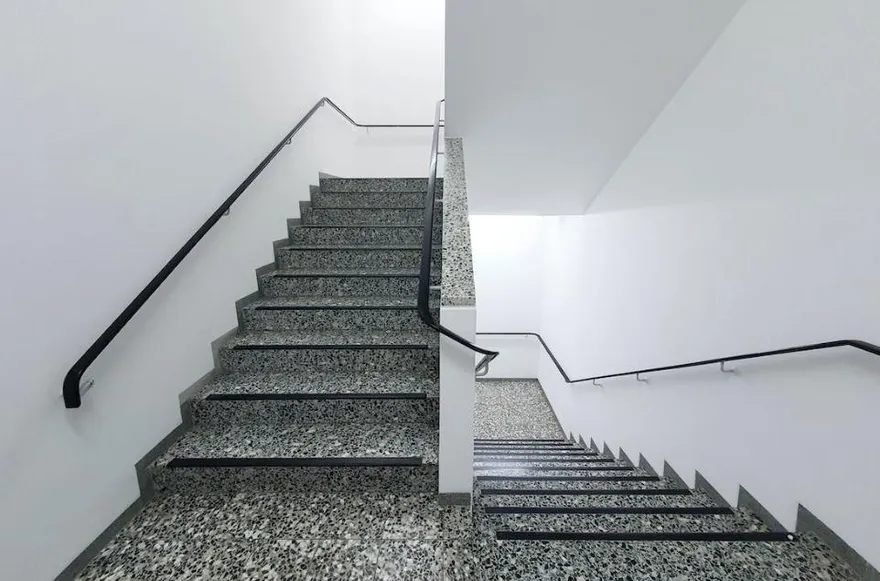 保全成惡狼！尾隨女住戶強壓揉胸…下場出爐