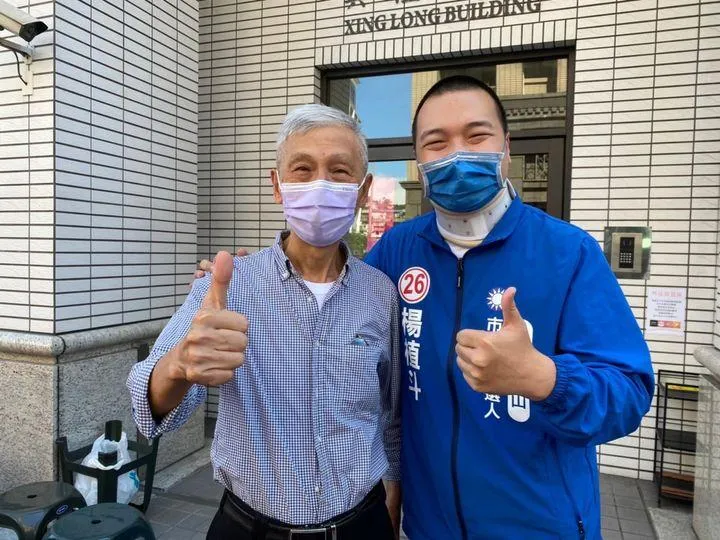 為了「握手」跌倒害伯伯嚇壞了！　楊植斗PO合照：阿北，我找到你了！