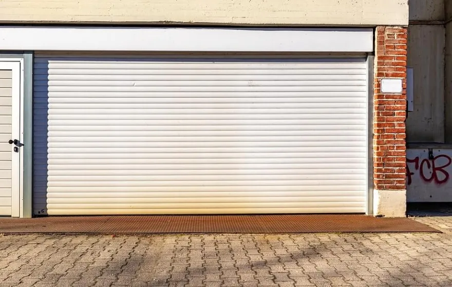 悲劇！9歲男童車庫玩躲貓貓　竟捲進電動門頂部、被活活卡死