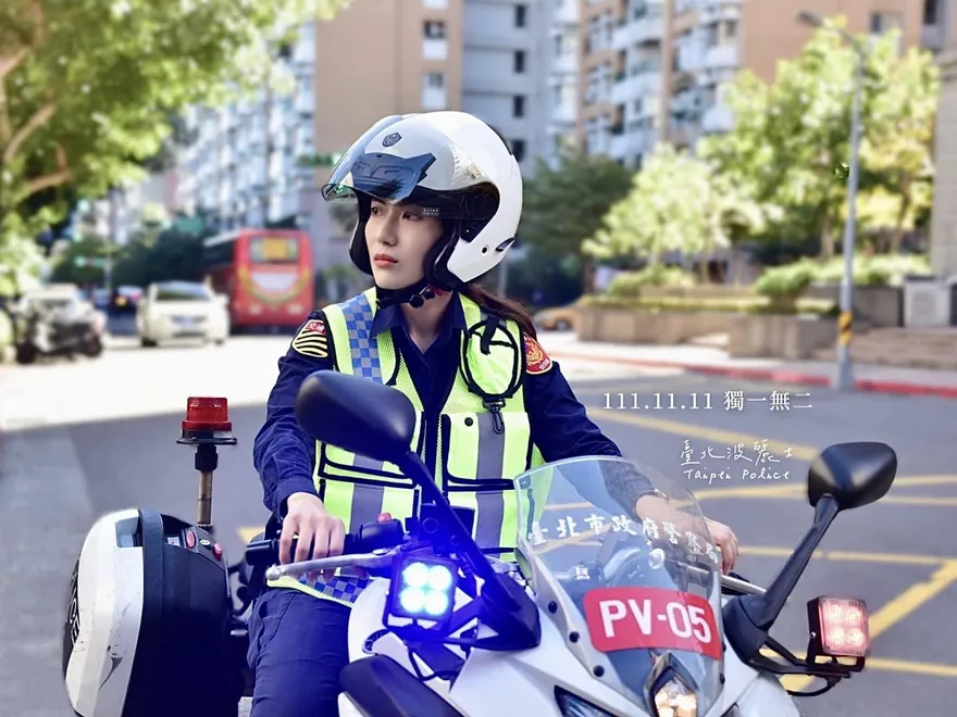 正妹交警騎重機帥慘上萬人！「1111生日」網激動求IG　真實身分揭曉