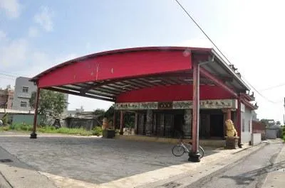 快訊/台南東池宮附近倉庫大火！濃煙直竄天際　消防隊出動14車30人搶救