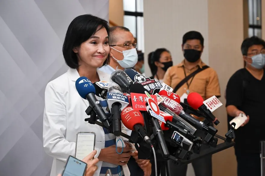 高雄市長辯論會陳其邁被完封！他讚柯志恩戳破「假暖男包裝」　2.2萬網友暴動