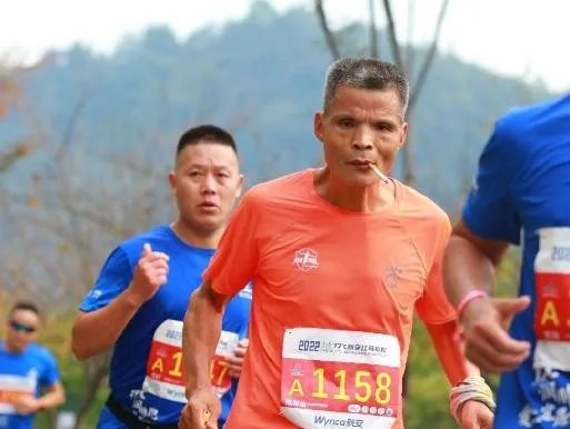 陸「抽菸哥」重出江湖！馬拉松邊跑邊抽成功完賽　網友全看傻