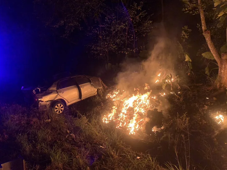 【影】國3車禍！小客車「衝破圍欄」引擎噴飛　現場火勢狂竄畫面曝