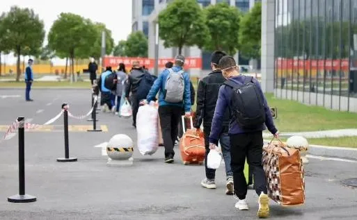 防落跑？富士康大巴「點對點」接送　首批到職新員工多為中年人