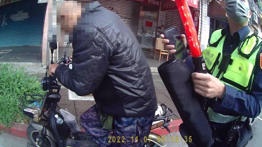 老翁一臉醉樣騎電動車！酒測值曝光　警喊：「無牌」一樣犯法