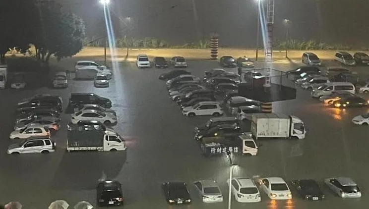 尼莎颱風關水門太慢　柯P宣布泡水車每輛2萬元慰問金