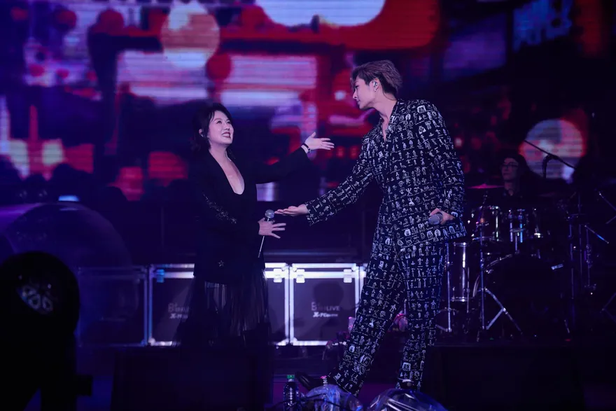 一路嗨到天亮！炎亞綸、苗可麗深夜「尺度大開」　竟脫口「想躺著共度春宵」