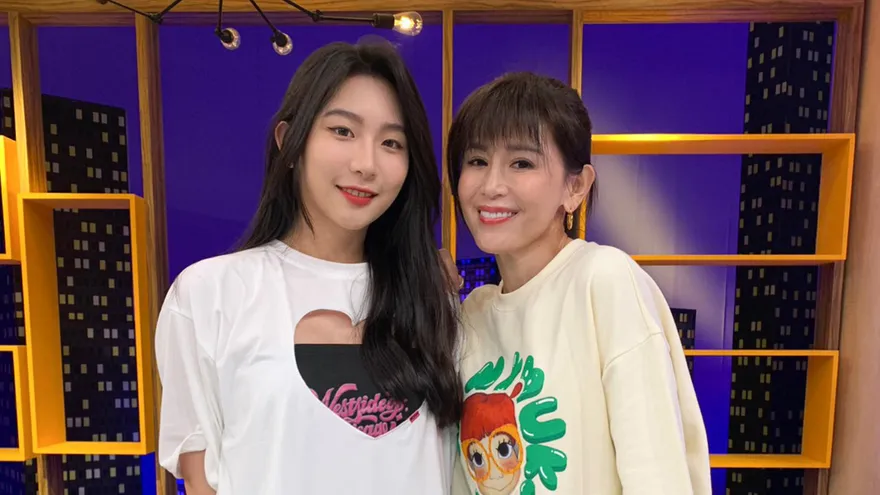 鄭仲茵20歲女兒超正！「171cm修長美腿」被讚：像南韓練習生　爆媽住飯店「竟有特殊癖好」