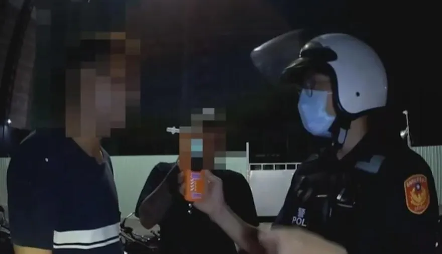 豬隊友！高雄男酒後找朋友代駕被攔查：我有喝他沒喝　下秒在場所有人全傻眼