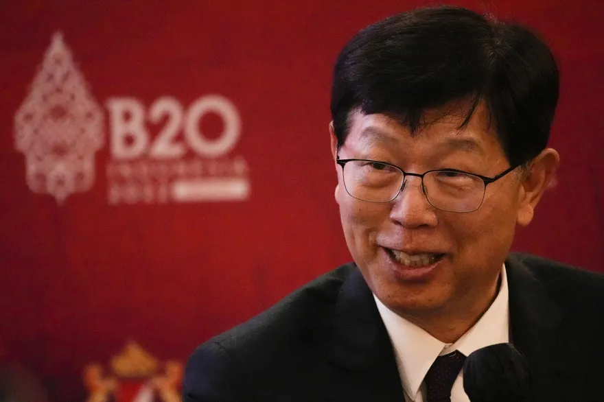 終於不只張忠謀代表台灣出馬！鴻海劉揚偉出席B20峰會　與馬斯克貝佐斯同場