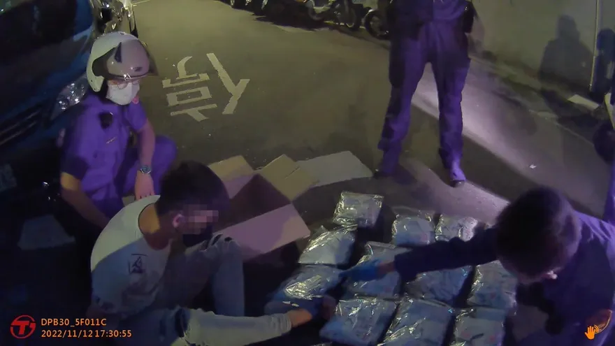 毒販搬貨見巡邏警拔腿狂奔　警逮人追出分裝場1萬2千包毒咖啡