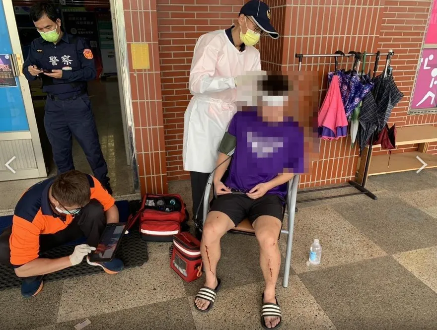 【影】暴力討債「頭破血流打斷腿」！台南某大學男大生欠20萬　遭4煞闖校園亂棒痛毆
