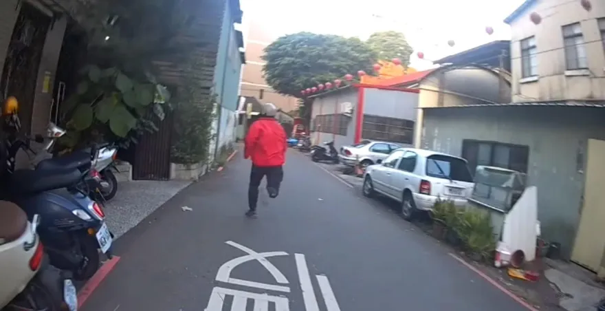 【影】怕入獄！通緝犯遭盤查「棄車狂奔」…警猛追百米成功壓制