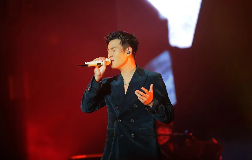 剛結束5度攻蛋…周興哲首度「飛美世界巡演」！自爆飯店隔離「想從陽台跳下去」嚇壞全場