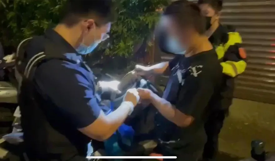 【影】男與人相約喬債談不攏互毆　警眼尖發現他包內又槍又毒