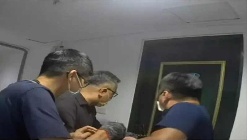 住家大樓應召站藏春色　台中警撞門取締　「歸化台女」全裸糗應門