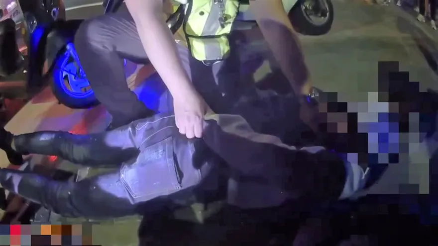 【影】自以為吃了無敵星星？男無照駕駛狂違規不服取締　女警慘遭撞傷