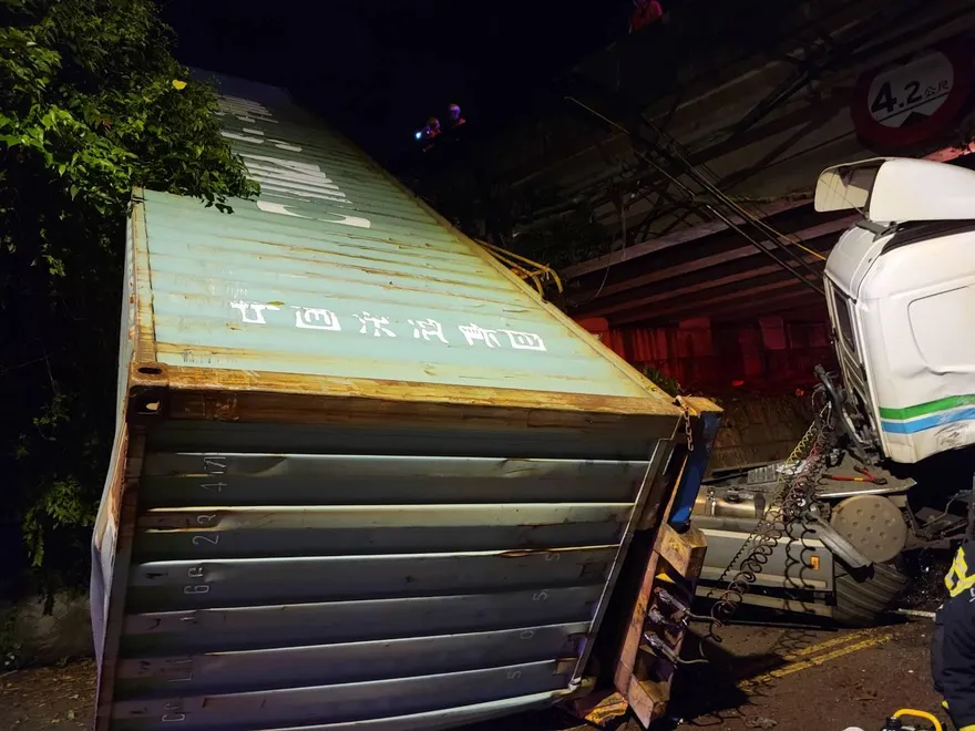 快訊/國一南下7.5k貨車暴衝飛落邊坡！橋下車輛不幸遭壓