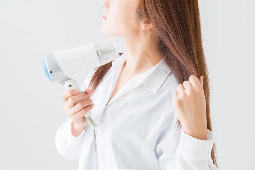 熟女肩痛到連扣內衣、吹頭髮都難！　竟是「五十肩」惹的禍