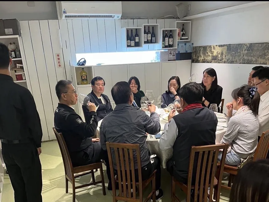 88會館醜聞/徐國勇吃喜相逢是「遞補」郭哲敏　隔桌演藝圈大咖不禁偷拍