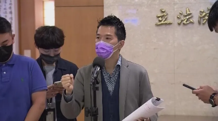 何志偉爆高虹安男友兩周前「坐桶子」出國！？　高競辦發言人否認：前幾天還看到他