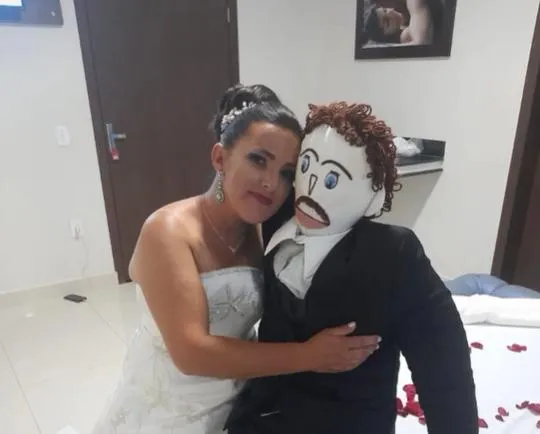 【影】巴西女子與布娃娃結婚一年後遭出軌背叛！心痛表示：為了孩子選擇原諒