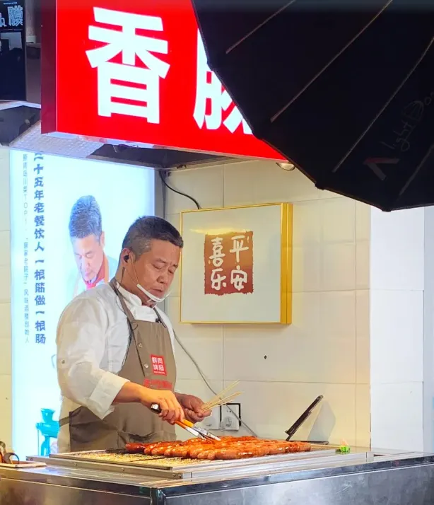 餐飲大亨「負債2億」直播烤香腸還債「衝熱搜第一」：希望再渺茫也要試