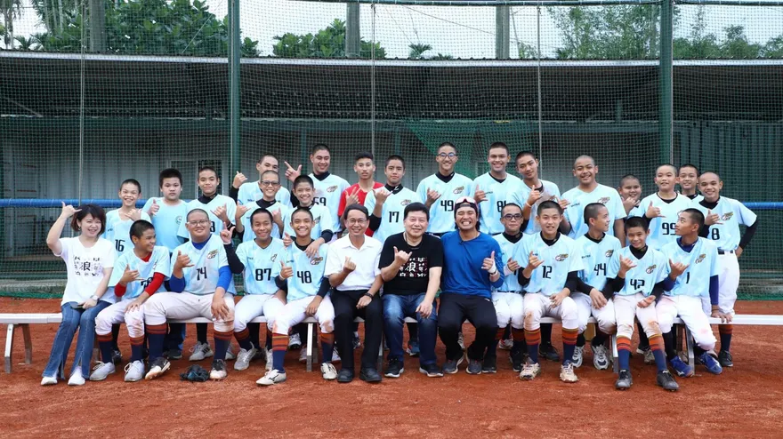 捐贈棒球隊新車！浪凡基金會鼓勵球員勇敢追夢　設計藏寓意巧思