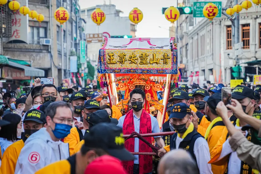 蔣萬安參與青山王遶境暗訪　「榮幸能扶轎並祈求台灣疫情平息」