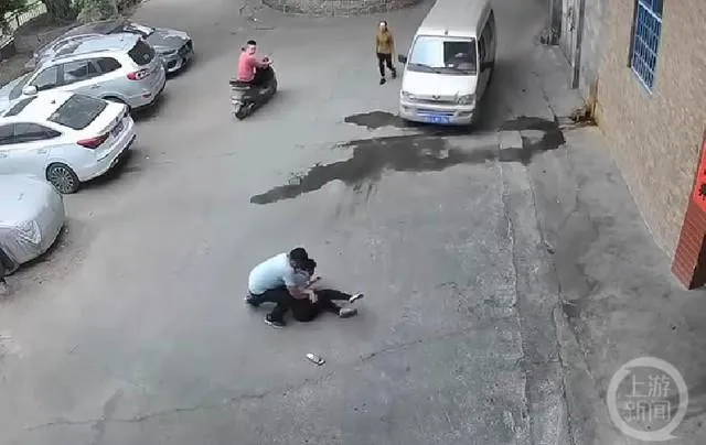 【影】淫爪狂襲胸！女子推嬰兒車散步遭當街撲倒猥褻　好心人路過霸氣出拳打跑色狼