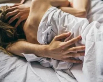 好貴一條腸！女騷勾人夫同事　「用你的香腸充電」遭判賠20萬