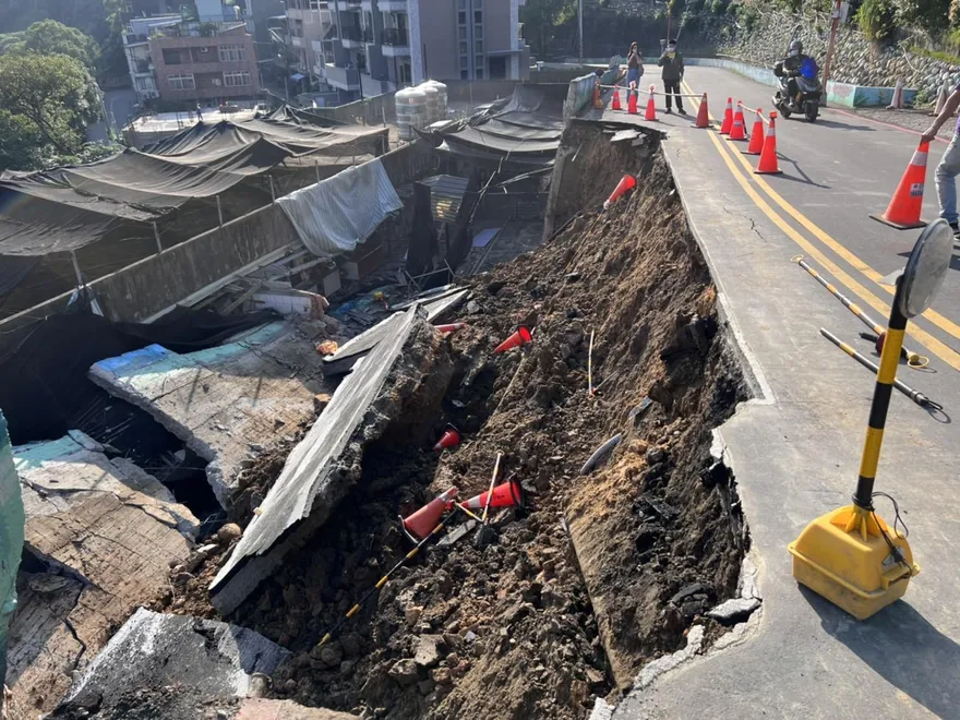 【影】新北市樹林區爆路塌意外　路面如瀑布般崩落「超過1人高」　民宅廚房遭壓毀