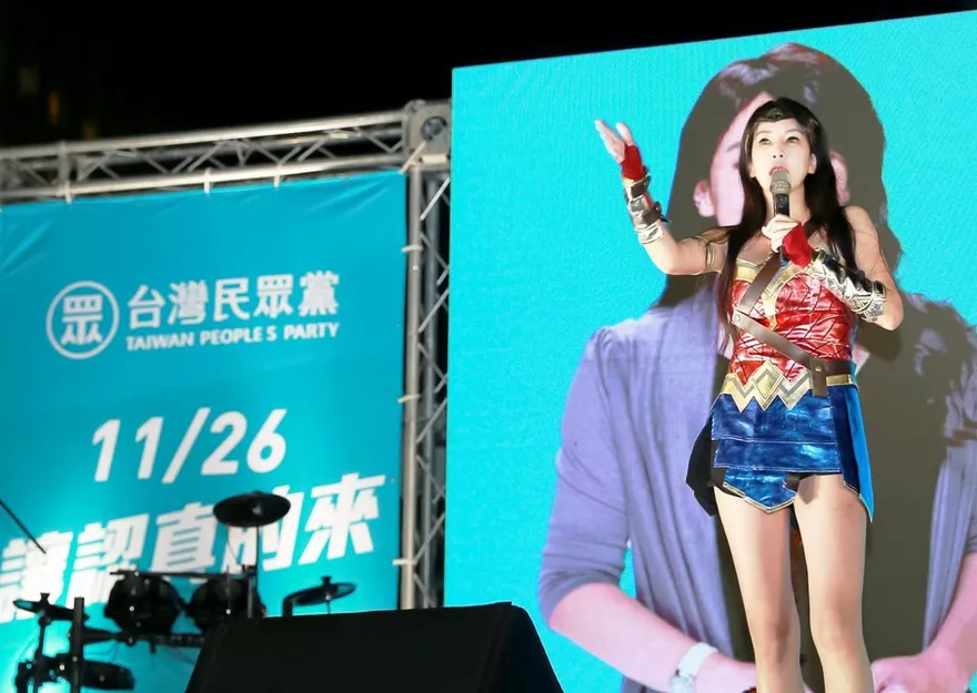 演講一半脫外衣！桃市議員候選人秒變「神力女超人」辣翻