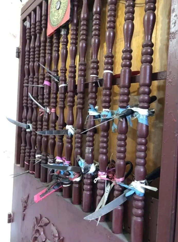 防禦+16？婦跟鄰居吵完架將家門綁滿刀剪　警登門拆掉16把