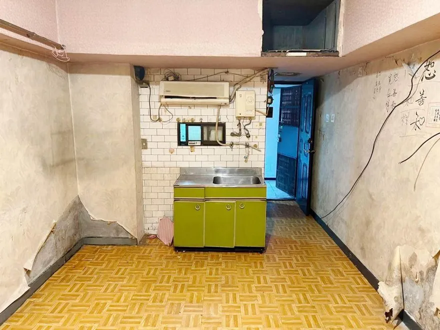 台北套房僅450萬！屋況嚇人「壁紙泛黃、地板翹起」　網驚：根本鬼屋