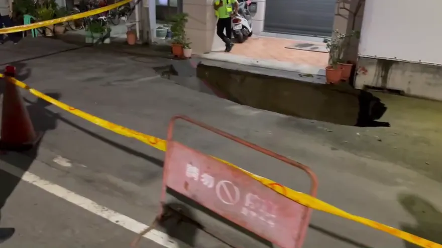 【影】驚！高雄市前金區「6 X 4」天坑吃掉大半路面　已拉封鎖線搶修中